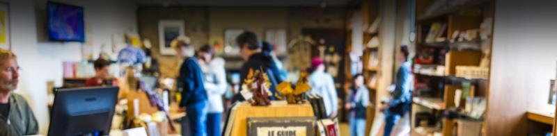 intérieur de la boutique avec personnes et objets sur meubles