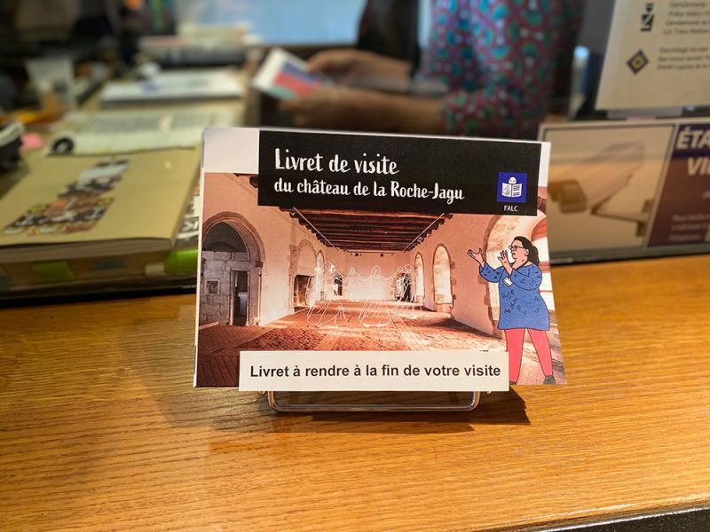 Le livret de visite en présentation sur le comptoir de l'accueil du château de la Roche-Jagu
