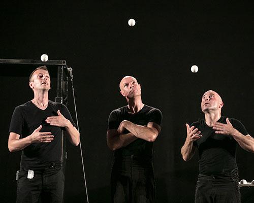 3 hommes jonglent avec des balles