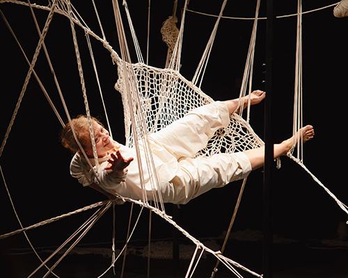 l'artiste danse dans des cordes qui la retiennent