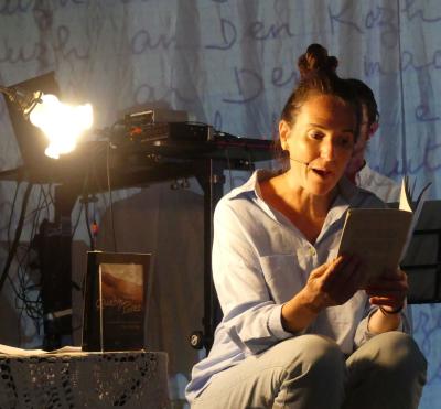 Femme lisant à voix haute un livre sur le devant de la scène